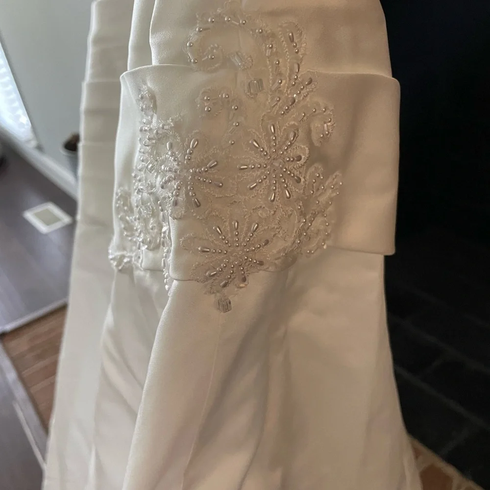 David’s Bridal size 16 softwhite strapless ruched wedding dress with lace - Picture 11 of 15